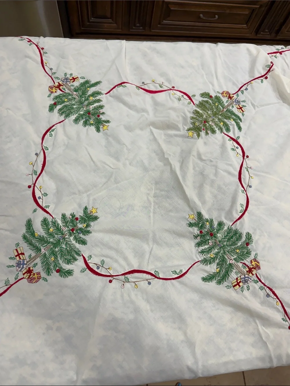 Vintage 60 inch Round White Embroidered Christmas Tree Tablecloth and 4 Napkins